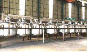        對于樹脂反應釜來講，我們其實也就是要明白，就它的表面來講的話，它其實也就是會有良好的鈍化層，這樣來說的話，它的耐腐蝕能力就會比較強。再者的話，我們要知道，對于樹脂反應釜，它的反應釜內外表面光潔度比較高，這樣的話，它的介質粘附也就比較少。        從另一個方面來講，對于樹脂反應釜，它的反應傳遞管內表面光潔度高的話，就其液體介質在滯留上也就會越少，這樣就它的沖洗來講是比較好的，我們要進行注意的就是在制藥行業。        對于樹脂反應釜內的表面機械拋光來講，它其實就是有旋轉和直線拋光兩種。我們這里的話，就以旋轉機械拋光為例子：就其機械拋光設備來講，它其實也就是比較簡單的，再者的話，就它的動力和拋光盤，以及其拋光設備方面的話也都是比較簡單，還有就是要用到動力與拋光盤、拋光蠟。        樹脂反應釜管內表面電解拋光，也就是在其內表面餓陽極上，我們的拋光液在和內流動通的是時候，以低電壓大電流的情況來直接的就進行電解拋光處理。就這個時候來講，它和管內表面同時的都會進行著兩個相互矛盾的過程，也就是指金屬表面鈍化層的一個生成與溶解。        就這個方面來說的話，對于樹脂反應釜來講，它在進行拋光的時候，我們的樹脂反應釜的管內表直接的就會增加了含量，這樣來講的話，它其實也就是會對金屬表面鈍化層的一個耐腐蝕能力進行了加強，對于我們日后的實際的使用有很大的一個幫助。 文章由：反應釜m.guoqi8.net 碩宸機械設備有限公司整理提供，此文觀點不代表本站觀點